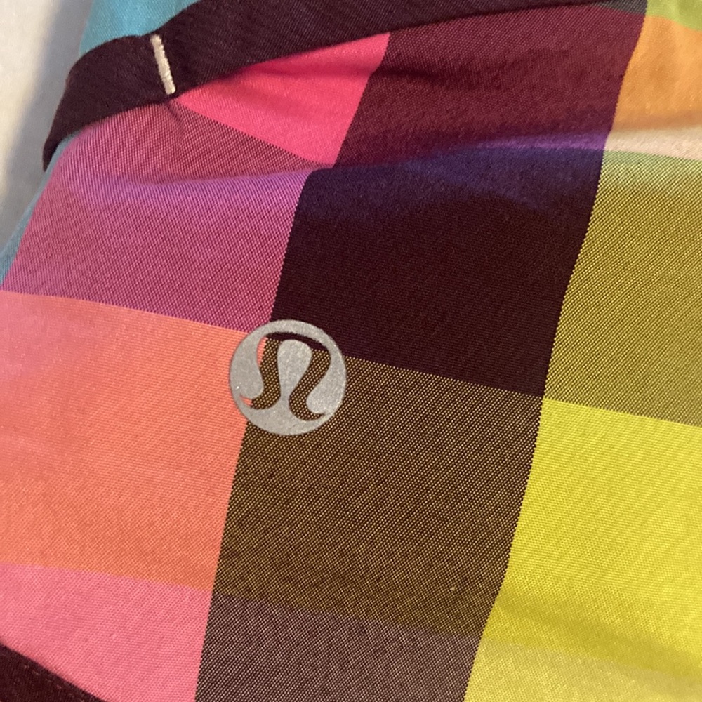 Lululemon Speed Up Shorts - Picture 3 of 4